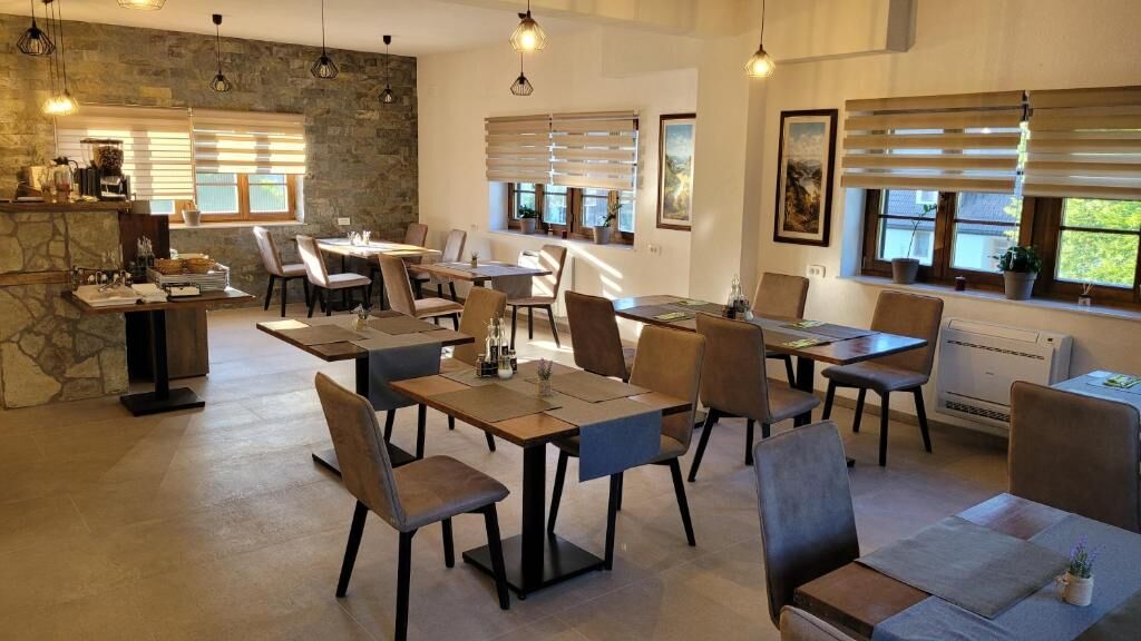 On-site restaurant dining room at Villa Prica